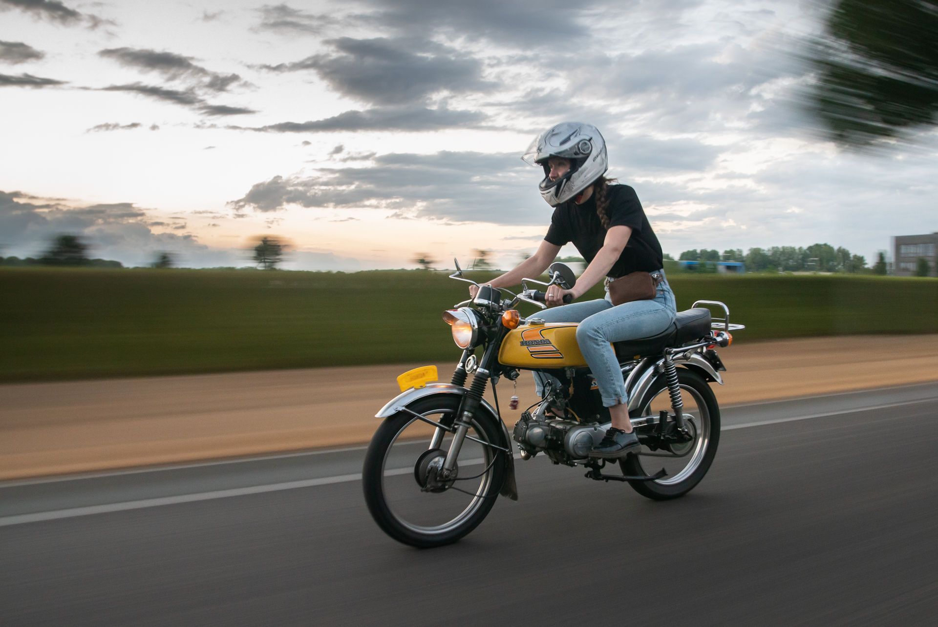 Motor foto girl riding Honda SS50 Moped