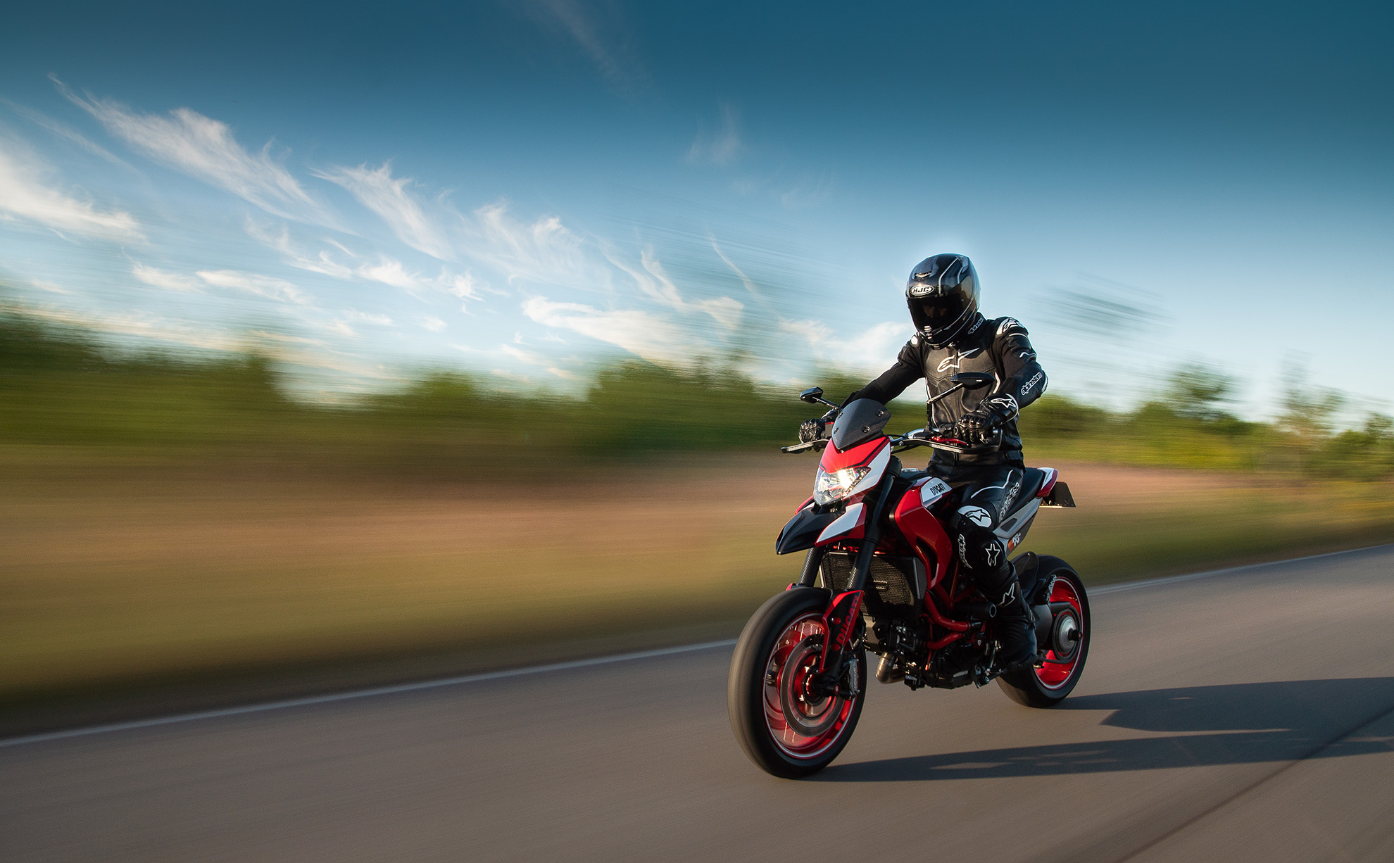 Motor foto Person riding Ducati motorcycle