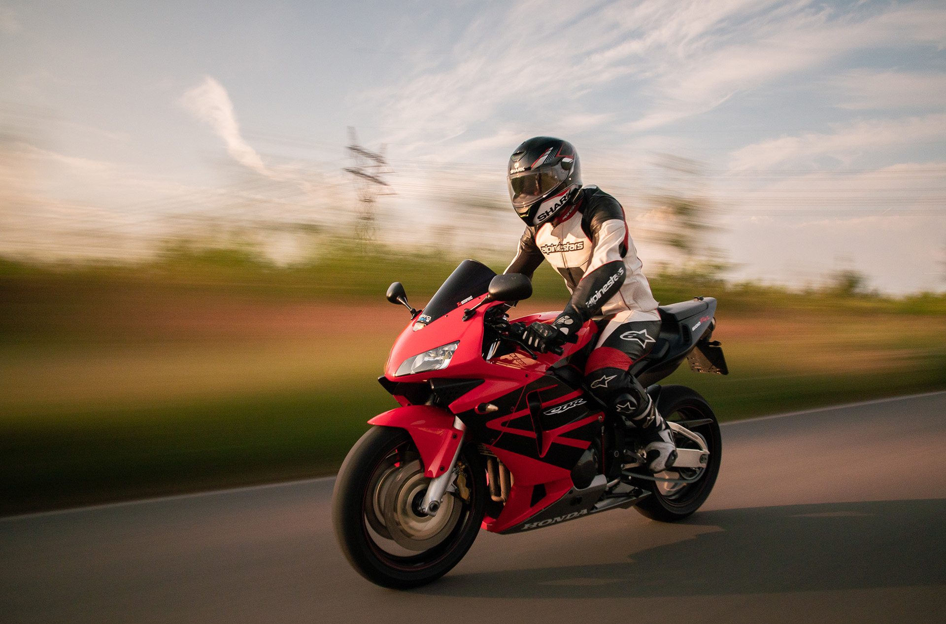 Motor foto Person riding Honda CBR600RR motorcycle