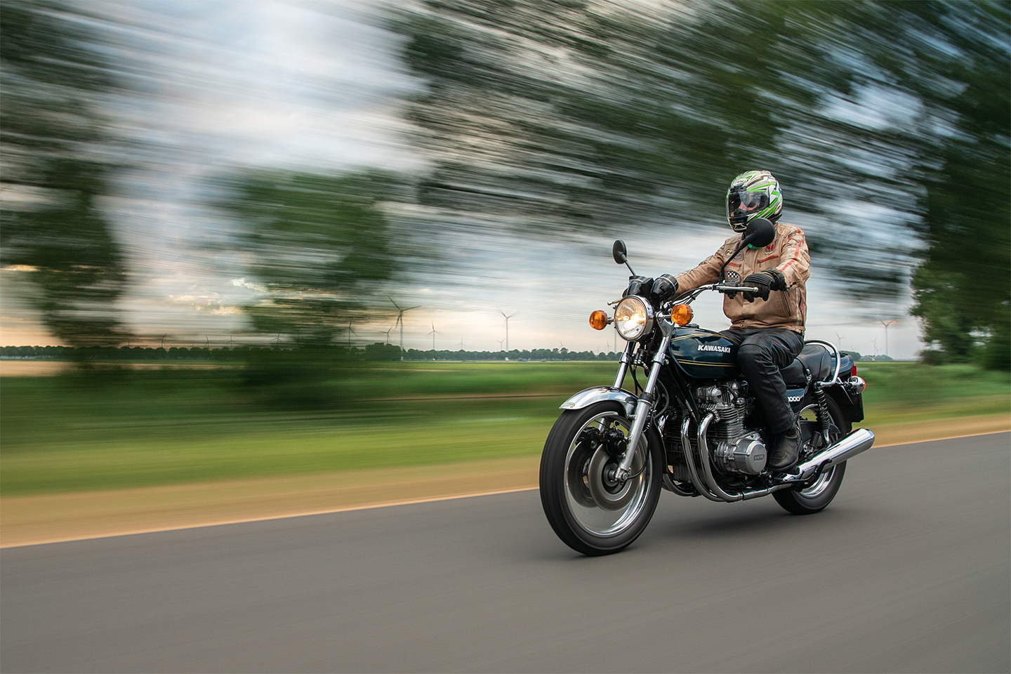 Motor foto Person riding oldtimer motorcycle Kawasaki